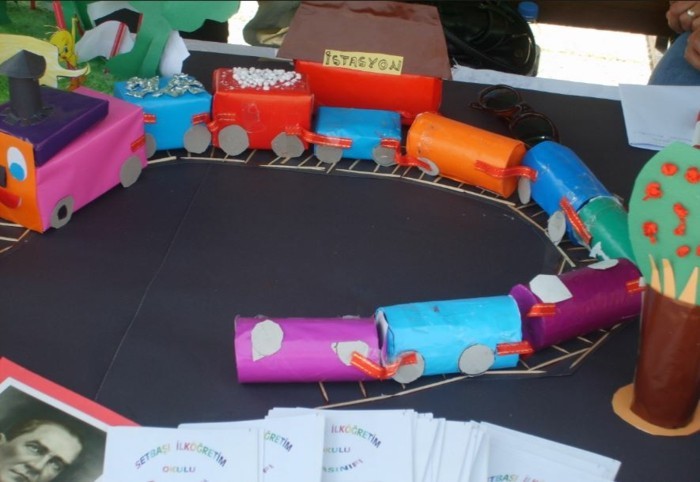 knutselen met papieren handdoeken diy ideeën versieren ideeën sleutelen aan kinderen trein