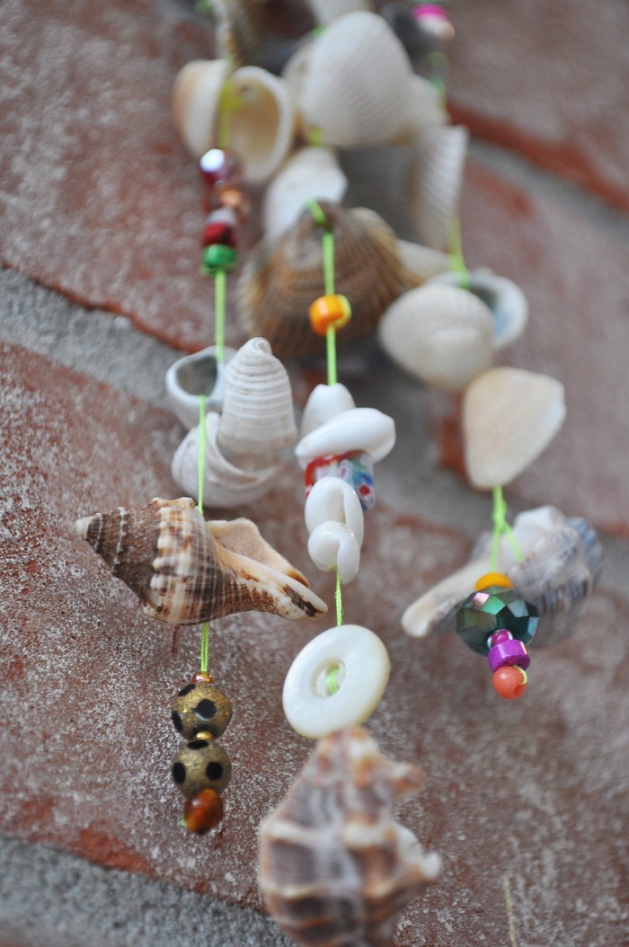 knutselen met schelpen zomer vakantie ketellapper met natuurlijke materialen diy ideeën windgong