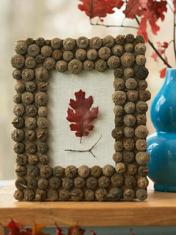 jugar con materiales naturales otoño deco marco hecho de bellotas