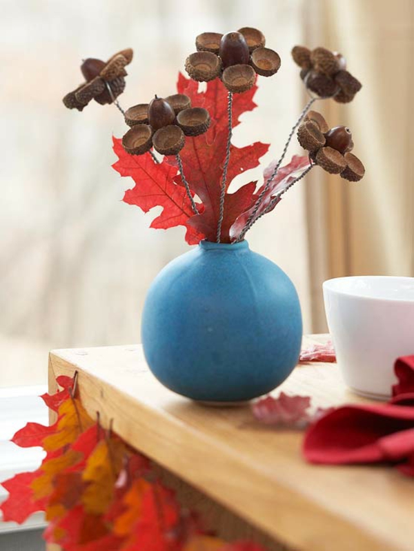 jugar con materiales naturales otoño deco bellotas alambre jarrón