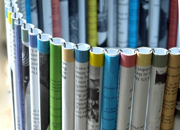 tinker med avispapir farvede kreative håndværk ideer