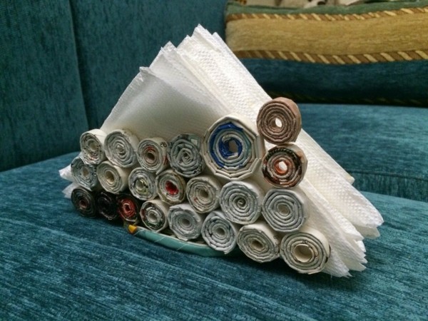 tinkering med avispapir gør selv funktionelle objekter