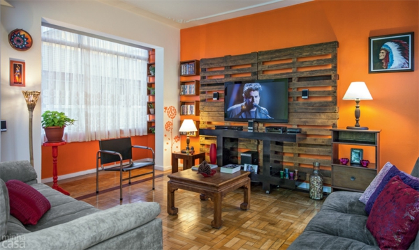 bouwen met paleten tv living wand woonkamer muurverf oranje
