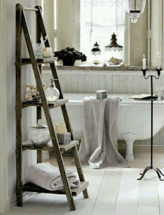 κρεβατοκάμαρα επίπλων κρεβατοκάμαρας ξύλινη σκάλα ρουστίκ μπάνιο που στήθηκε μπανιέρα