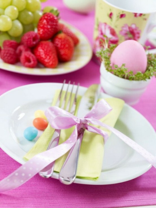decoración fresca de la mesa de pascua de los huevos rosados ​​coloridos de la baya