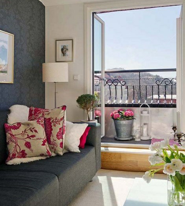 appartement mansardé confortable avec balcon canapé fleurs