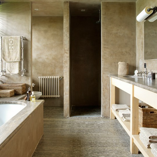 smėlio spalvos šiuolaikinis vonios kambarys su tualetu