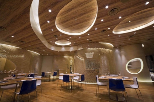 verlichting plafond indirect restaurant eettafels glamoureuze stoelen