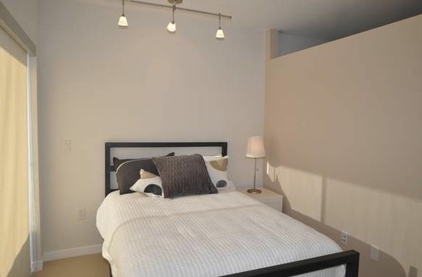 de iluminat dormitor minimalist fapt perete pernă