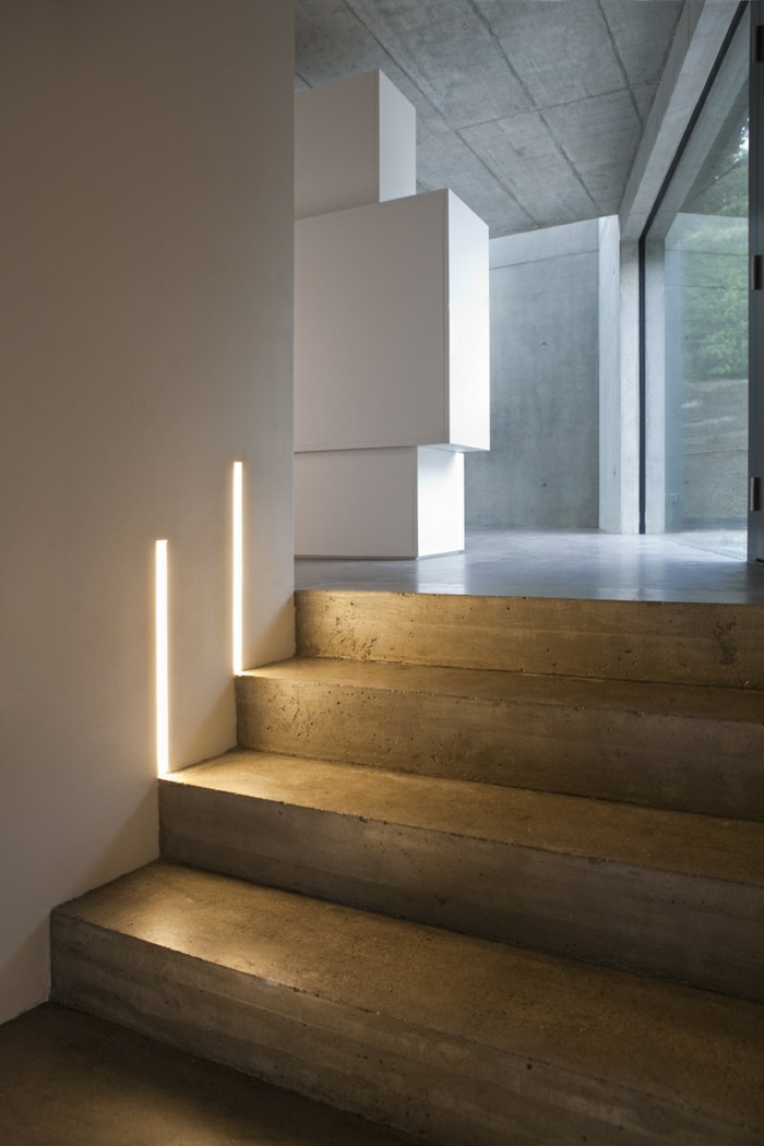 أفكار الإضاءة أدت شرائط الضوء تضيء خطوات الدرج