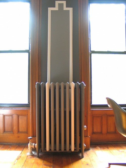 malování starých radiátorů monochromatické barvy stěny podobné