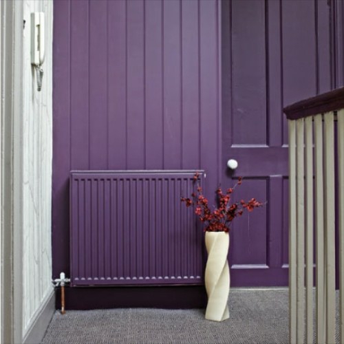 barva ošklivých radiátorů purpurová stěna koridoru