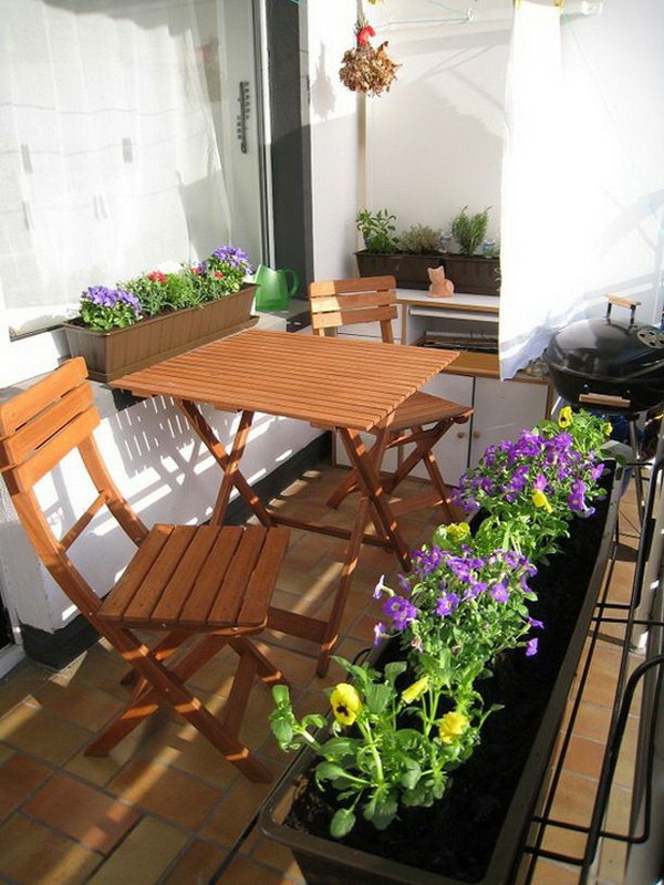 Conveniente balcón diseños ideas mesa de madera flores de color púrpura