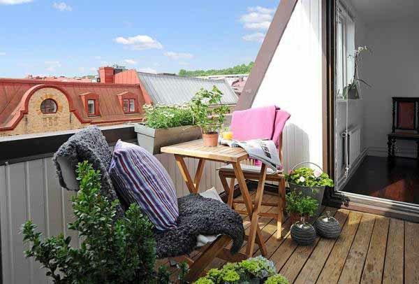 rožinės violetinės tekstūros balkono dizaino idėjos, staliukas stulbinantis