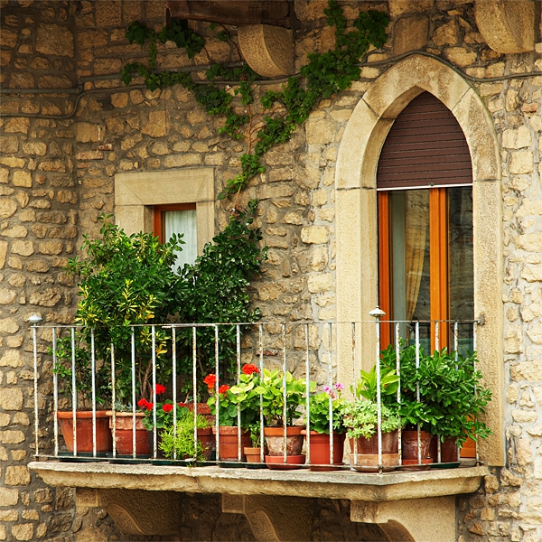 ideas clásicas del diseño del balcón pared de piedra clásica