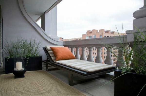 projektas balkono dizaino idėjos gulint oranžinė pagalvė