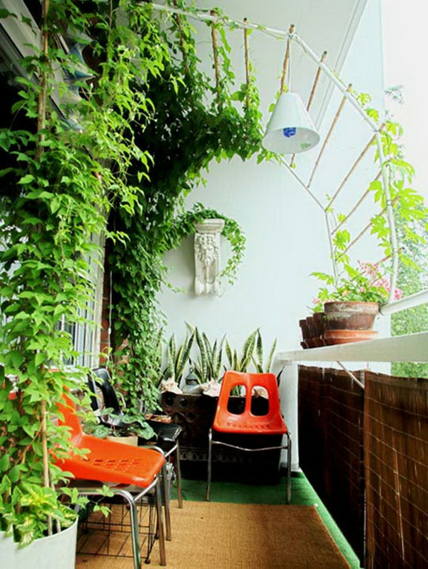 projektas balkono dizaino projektas oranžinė plastikinė kėdė