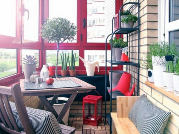 patogus balkonas dizainas idėja sitzecke dekoratyviniai augalai raudonas akcentas