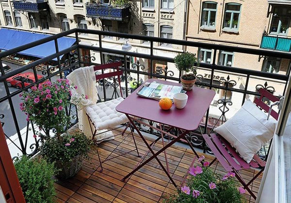 proyecto balcón diseño ideas sentado área mesa plegable rojo oscuro