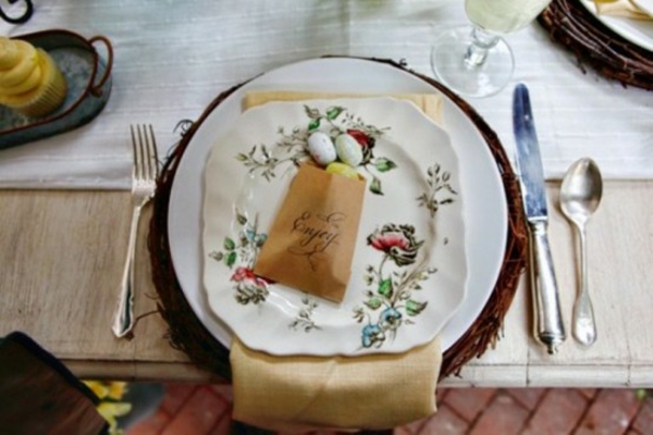 festivo de pascua decoración de mesa cubiertos de plata fiesta familiar