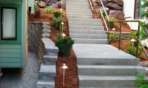 Concrete stenen voor de tuinstappen