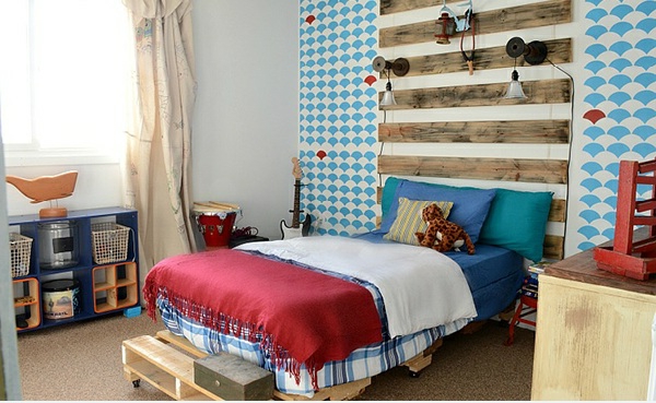 cama hecha de europallets en sí mismos hacen dormitorios