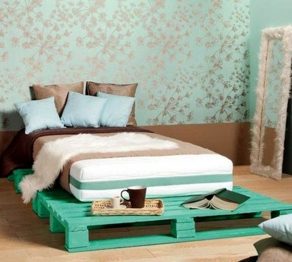 κρεβάτι των παλετών οικοδόμηση πράσινο DIY ιδέες στην ταπετσαρία τοίχου κρεβατοκάμαρα
