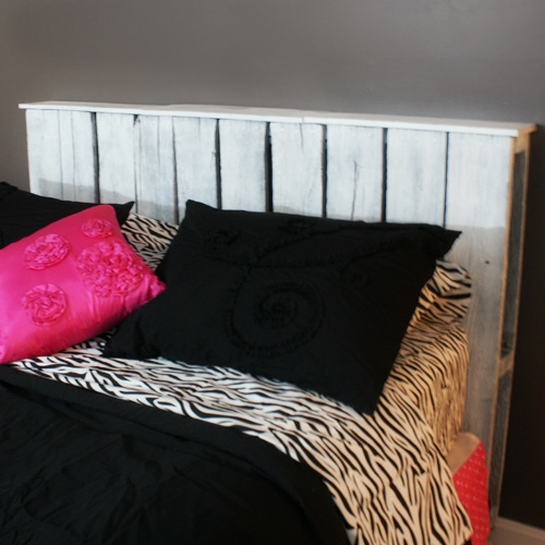 sengen hodegjerde madrass trepaneler svart rosa pute sebra striper