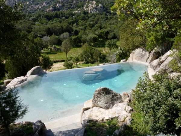 Photos de la piscine d'eau claire dans les pierres du jardin