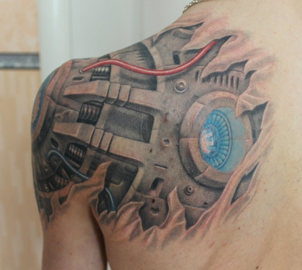 tatouage biomécanique hommes bras épaule dos bleu