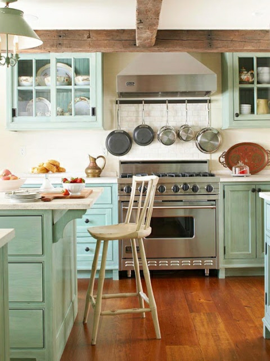 blyškios spalvos medinės lentos medienos sijos virtuvės bėgio keptuvės