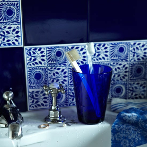 mėlynas plytelių veidrodis vonios idėja dantų šepetėliu