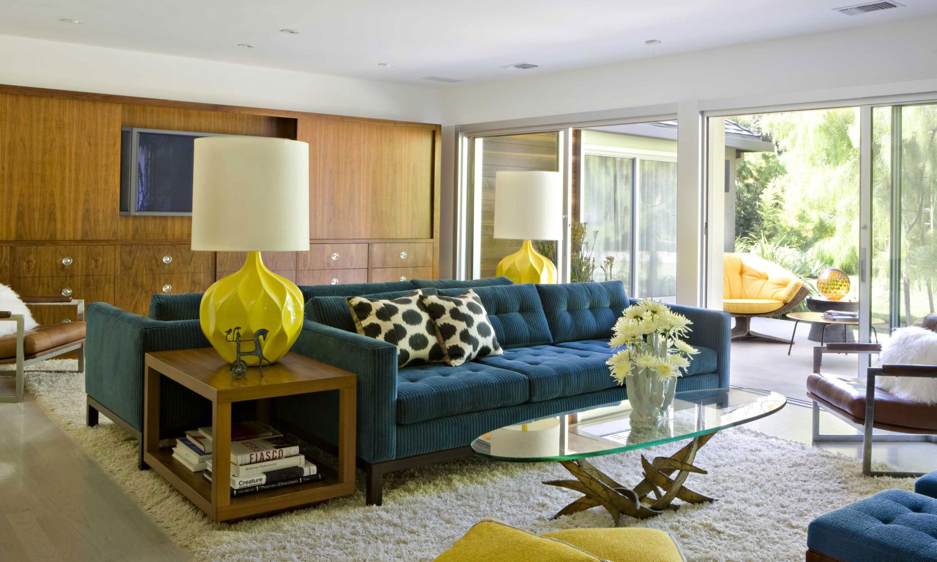 modrá žlutá barevná schéma stolní lampa obývací pokoj