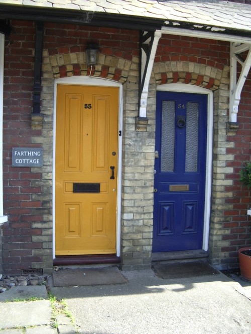 μπλε κίτρινες πόρτες πίσω από λαμπερό αρχικό ελκυστικό
