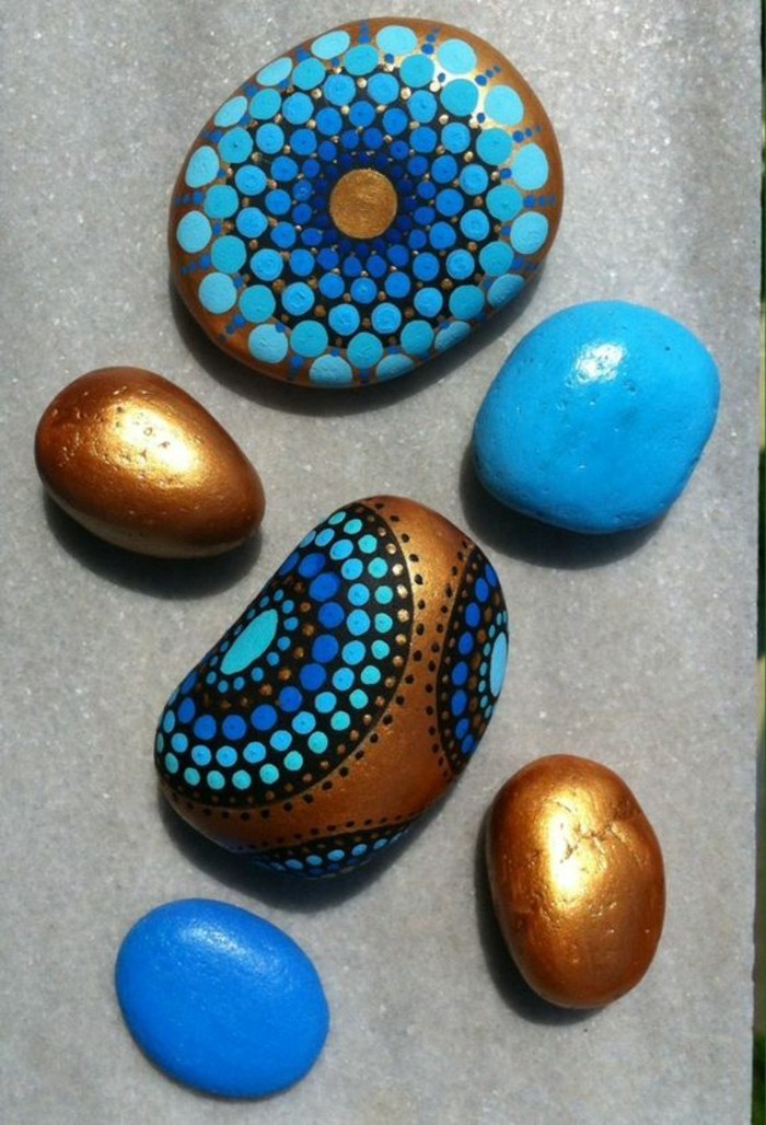 modré zlato namalované kameny řemeslné nápady s barvami