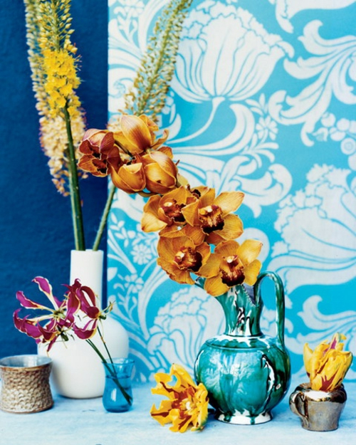 blauw behang ornamenten bloemen elementen orchideeën decoratie vazen