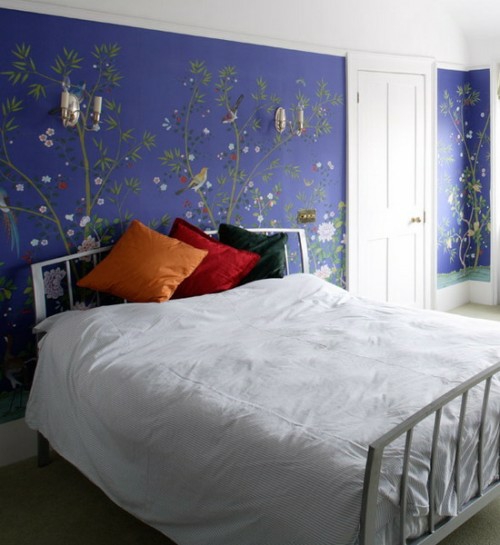 蓝色墙壁装饰品自然动机英国卧室设计