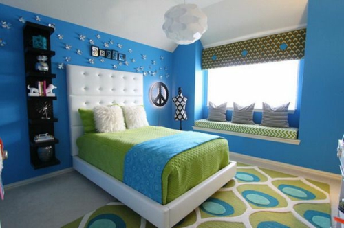 kroonluchter tapijt blauwe muurverf kiderzimmer ingericht