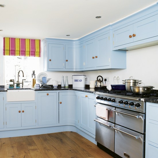 blauwe keukenkast houten vloerenoven