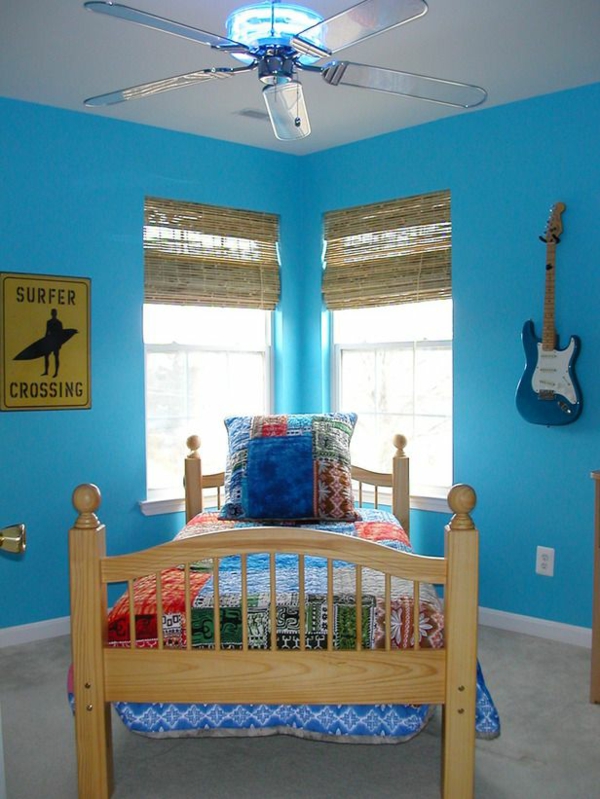 синя декорация на стената в музикалните акценти на младежката стая