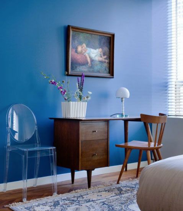 син цвят на помещението, за разлика от боядисването на бюрото