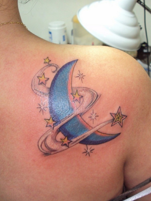 mėlynos spalvos žvaigždės tatuiruotė ant peties