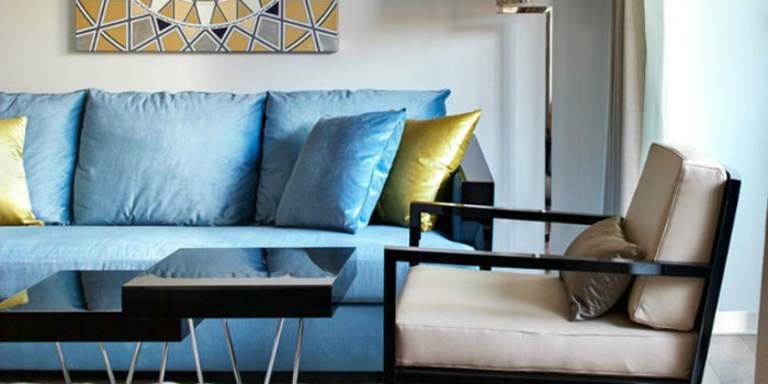 blå sofa lyseblå gule aksenter