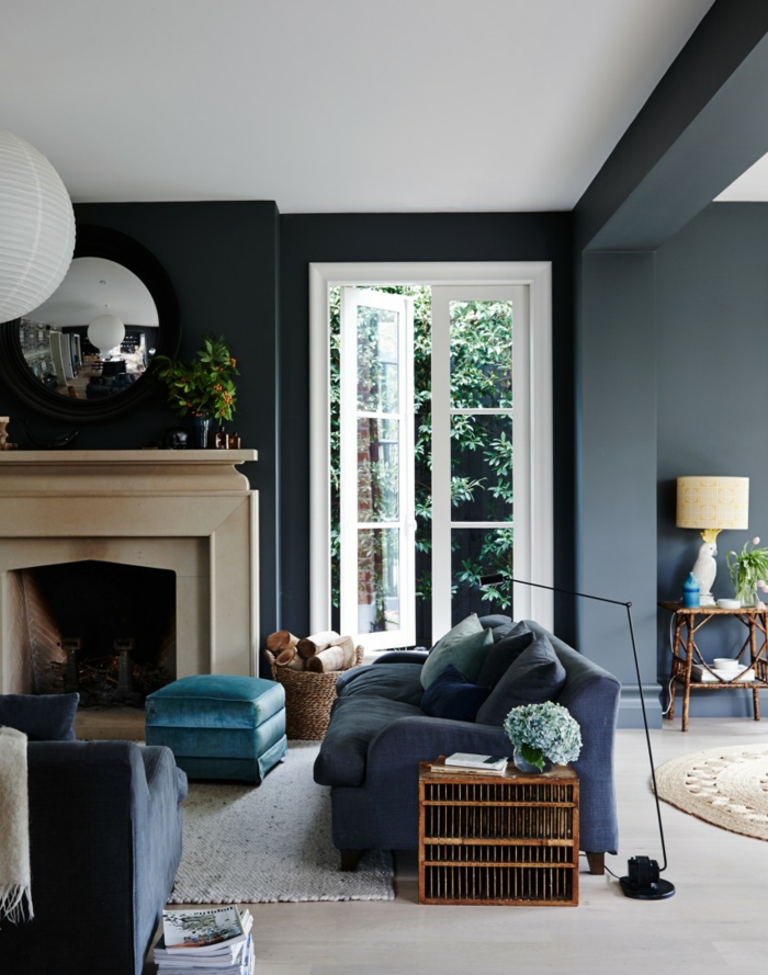 blauwe sofa open haard licht tapijt bijzettafel