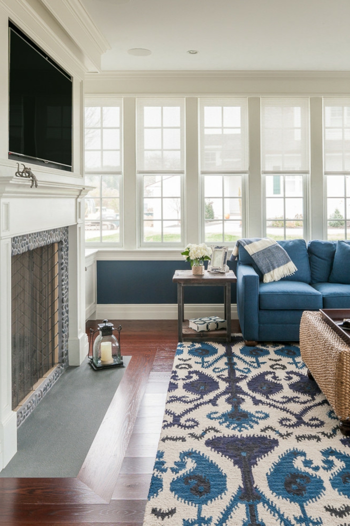 blauwe sofa tapijt stijlvolle bloemen open haard