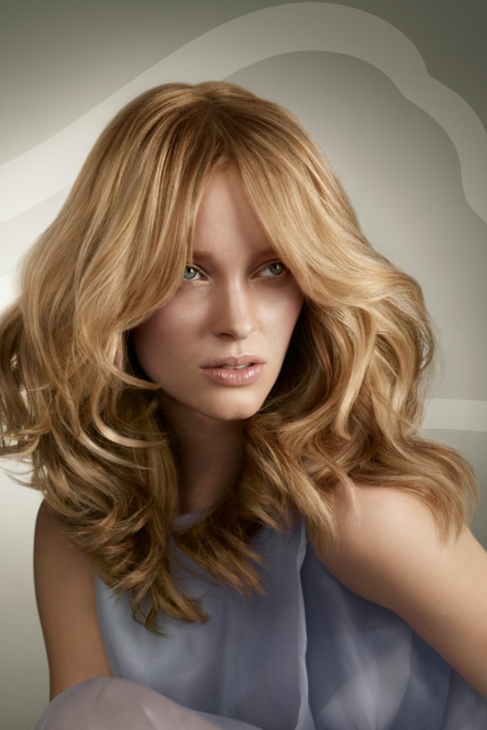 blondinės tonizuotos medaus blondinės plaukų moterų šukuosenos