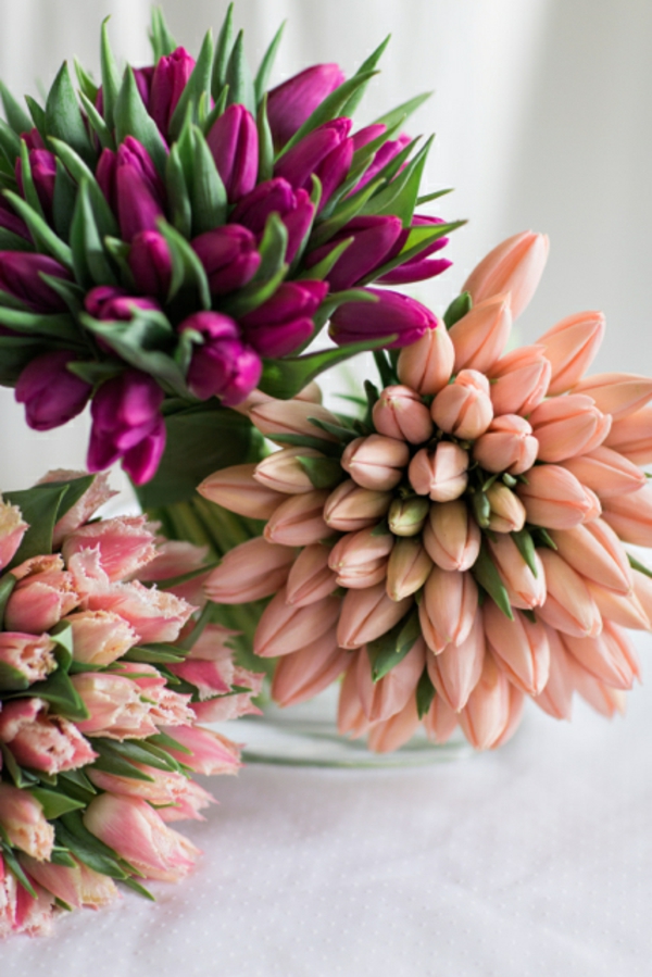 Blomster arrangerer festlige bord dekoration ideer med tulipaner