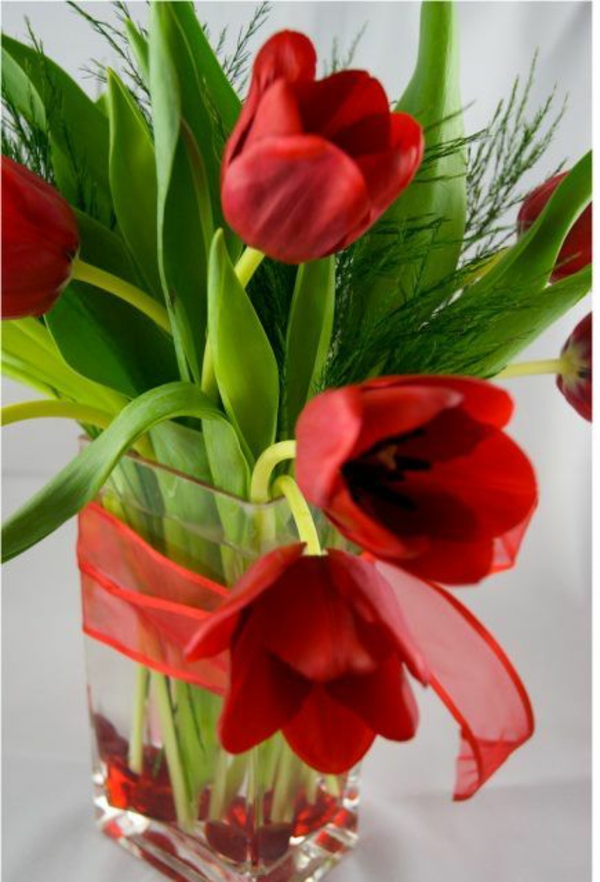 цветя организират идеи за декорация на маса с червени лък на лалетата
