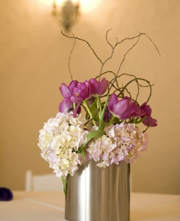 blomster arrangere bord dekorasjon ideer med tulipaner