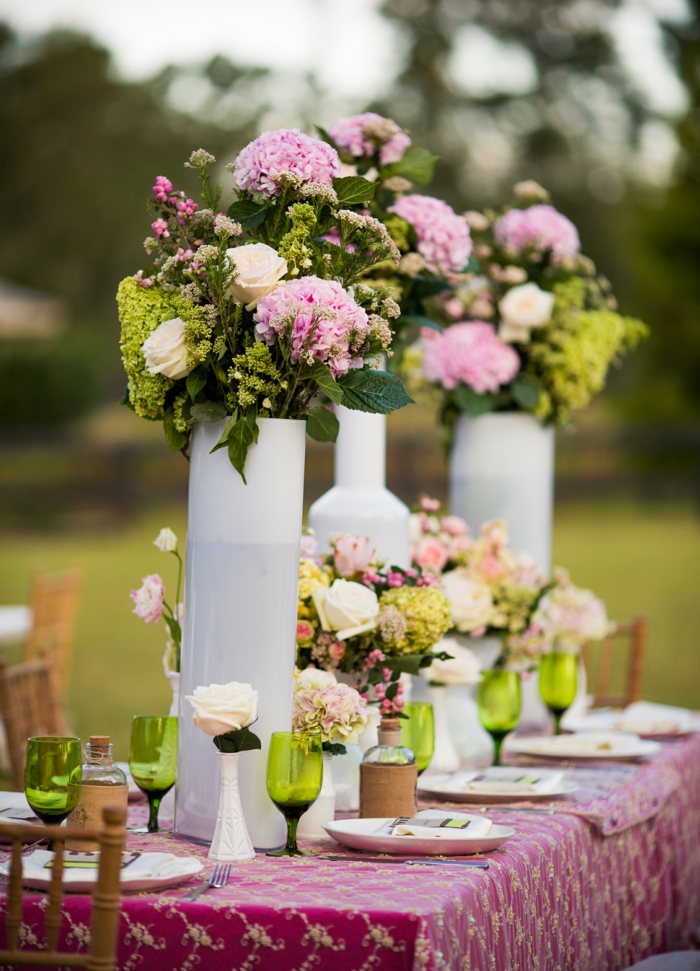 idées de décoration de table fleurs vases de fleurs combiner nappe colorée